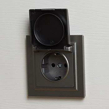 электроустановочные изделия IEK серии Brite - пример установки