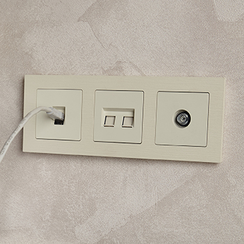 рамка 3-постовая IEK РУ-3-Бр Brite бежевый рифленый - пример установки