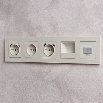 рамка 5-постовая IEK РУ-5-Бр Brite бежевый рифленый - пример установки