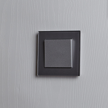 рамка 1-постовая IEK РУ-1-2-БрСе Brite - пример установки