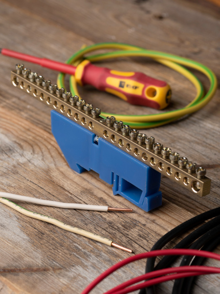 Шина нулевая 6*9 24групп DIN-изолятор синий на DIN-рейку EKF 