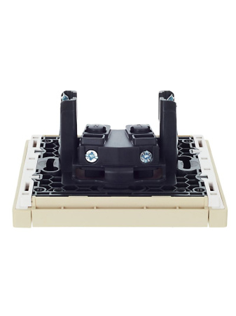 Фортепиано ваниль розетка скрытая 1-мест шторки IP20 