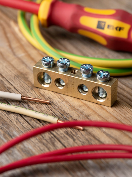 Шина нулевая 8*12 4групп без изолятора винтовой по центру EKF